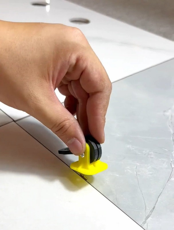 墙砖找平器取出视频教程大全(瓷砖找平器怎么用然后怎么拿掉)